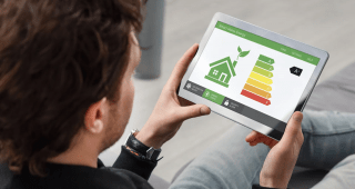Man kijkt op tablet naar energielabel