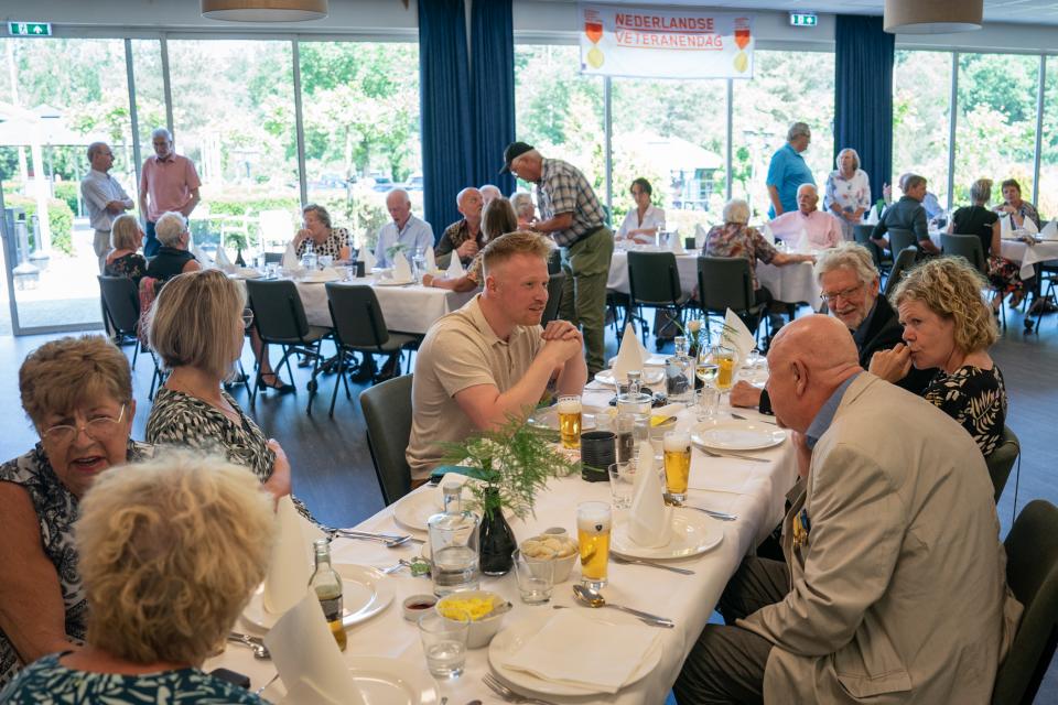 Zeven veteranen aan tafel in gesprek met elkaar
