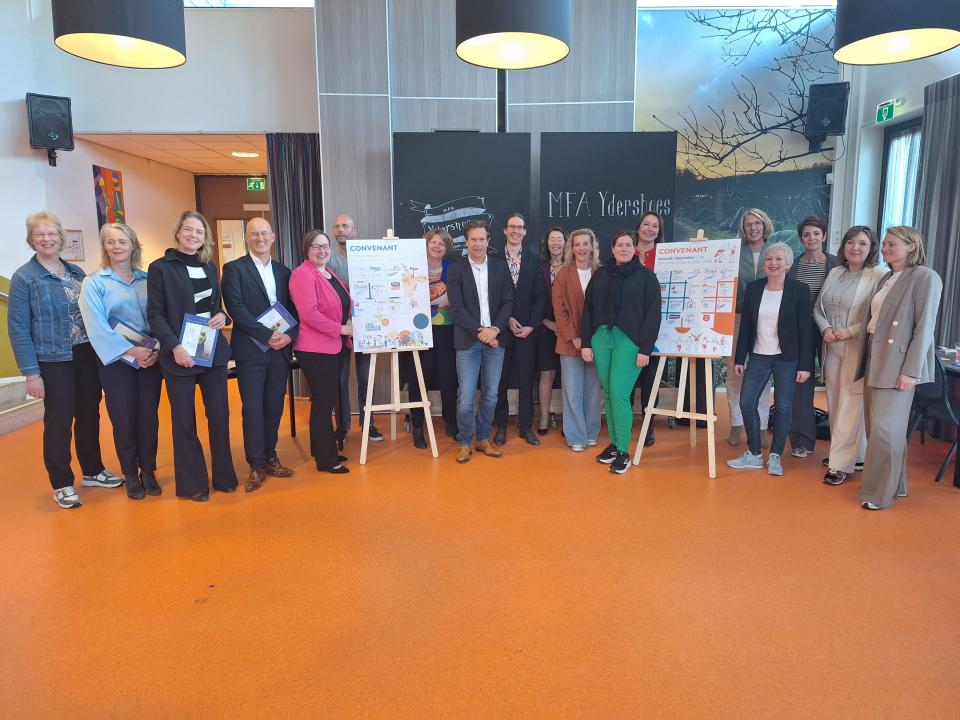 Groepsfoto ondertekenen convenanten