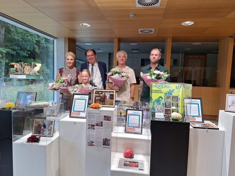 Burgemeester met corsofielen