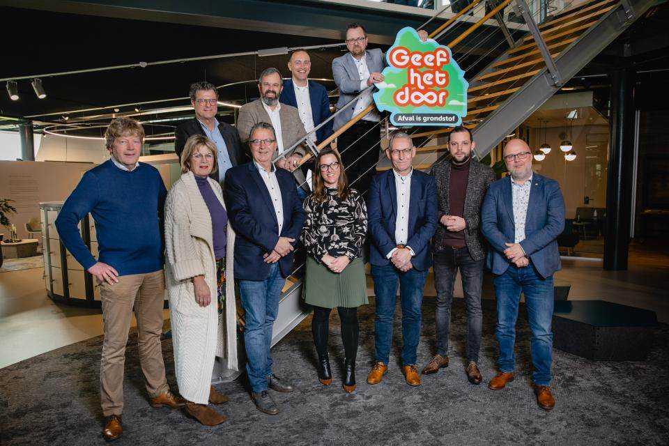 Bestuurders bij aftrap campagne geef het door