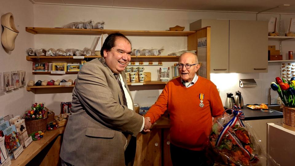 De burgemeester feliciteert Lambertus van den Hof met zijn benoeming tot Ridder in de Orde van Oranje Nassau.jpeg