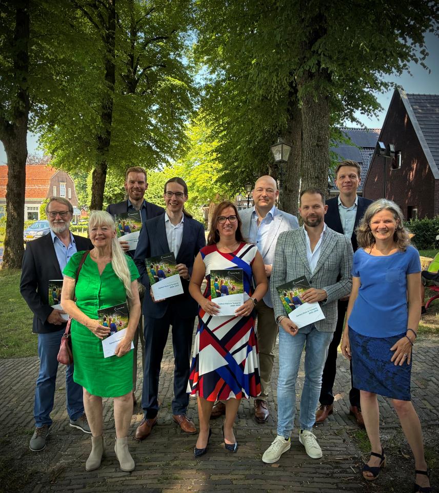 wethouders en fractievoorzitters met het nieuwe coalitieakkoord