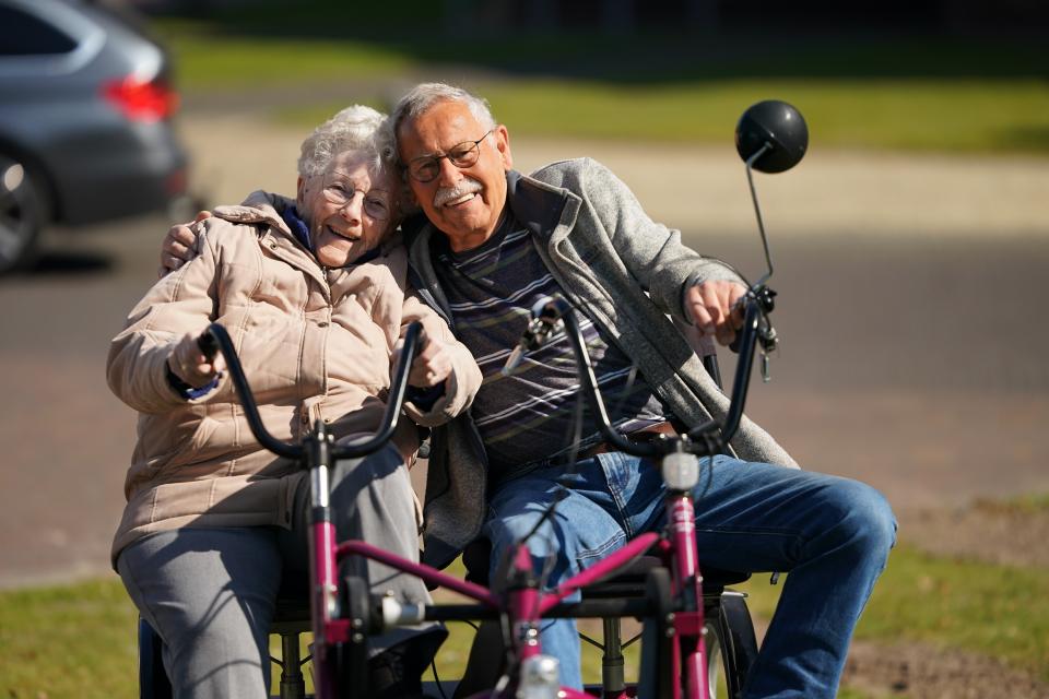 Man en vrouw op duofiets