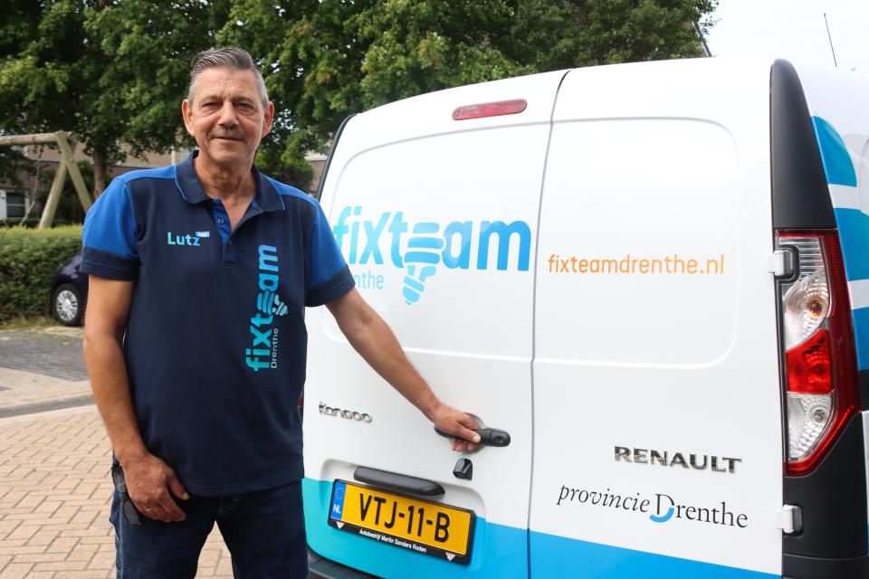 Man voor het busje van Fix Team Drenthe