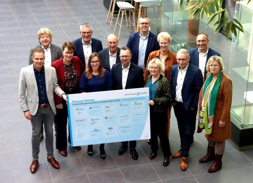 De wethouders van de gemeenten, de gedeputeerde van de provincie en de directeur van de Vereniging Drentse Gemeenten (VDG) als team op de foto met de samenwerkingsoverenkomstereenkomst.