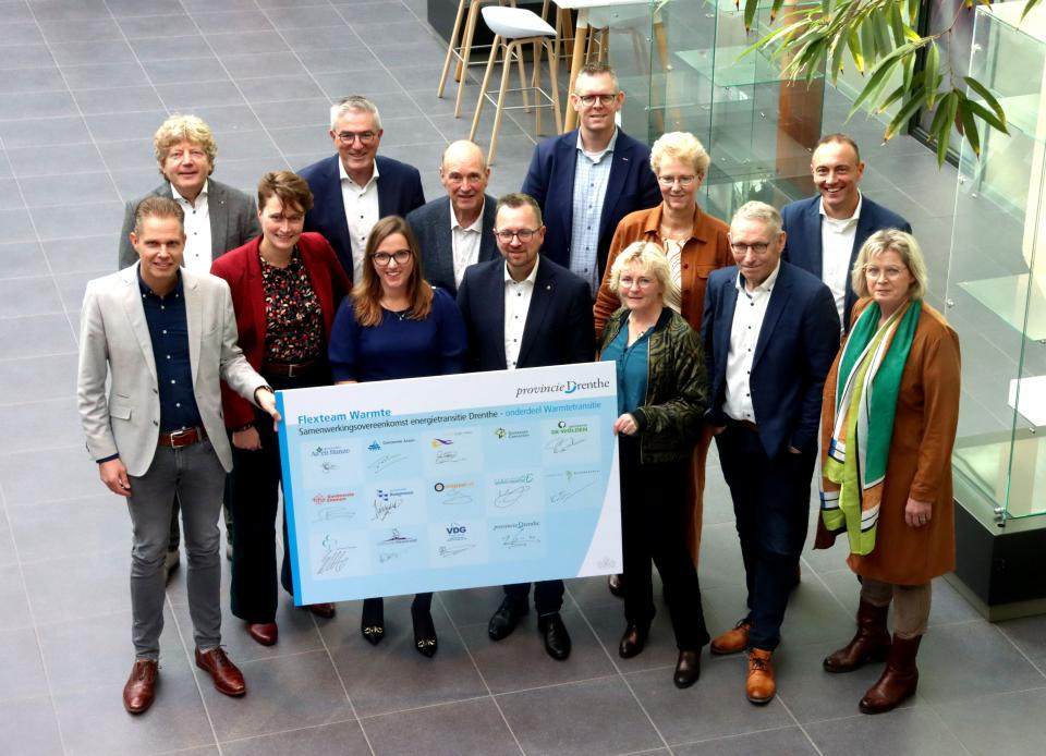 De wethouders van de gemeenten, de gedeputeerde van de provincie en de directeur van de Vereniging Drentse Gemeenten (VDG) als team op de foto met de samenwerkingsoverenkomstereenkomst. 