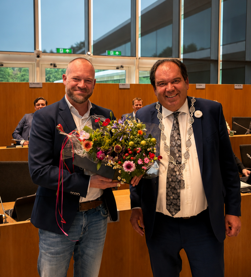 Vellinga_ontvangt_bloemen_van_burgemeester_Thijsen