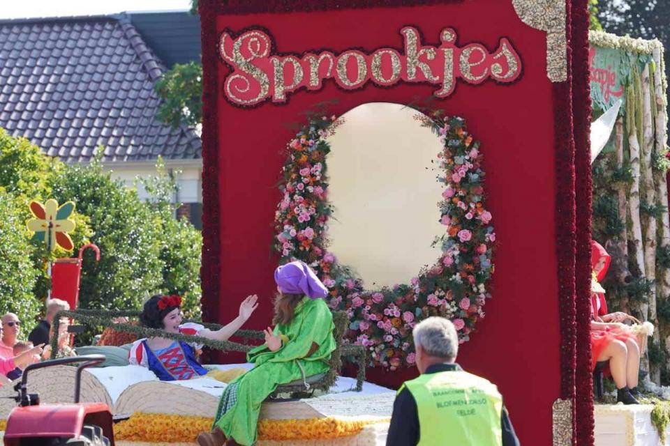 Foto van een corsowagen met daarop sneeuwwitje en een dwerg