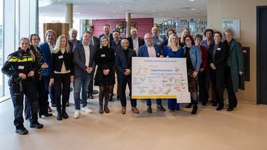 Groep mensen wat een convenent heeft ondertekend tegen huiselijk geweld