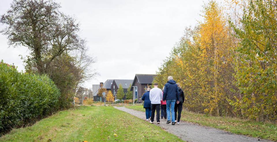 Groepje ouderen aan het wandelen