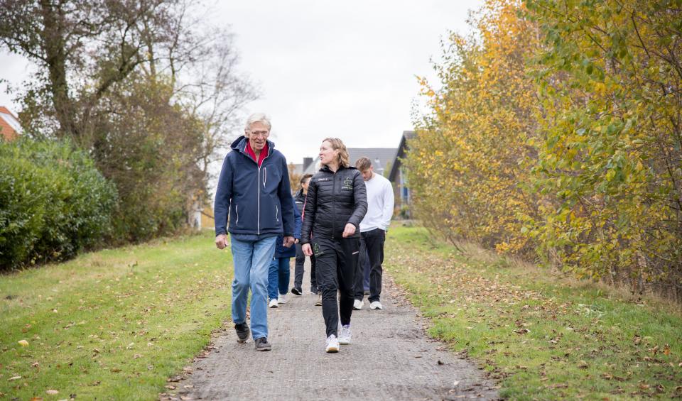 Groepje wandelt buiten