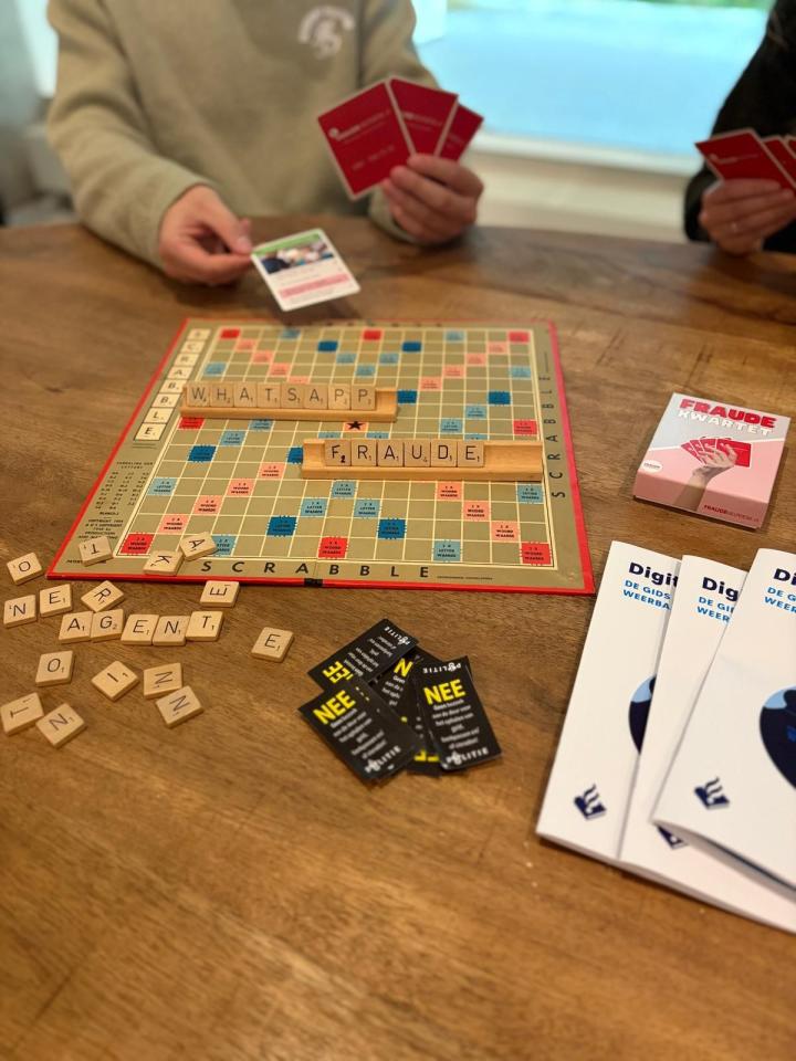 Scrabble bord met opdrachten te doen bij bijeenkomst Veilig Online