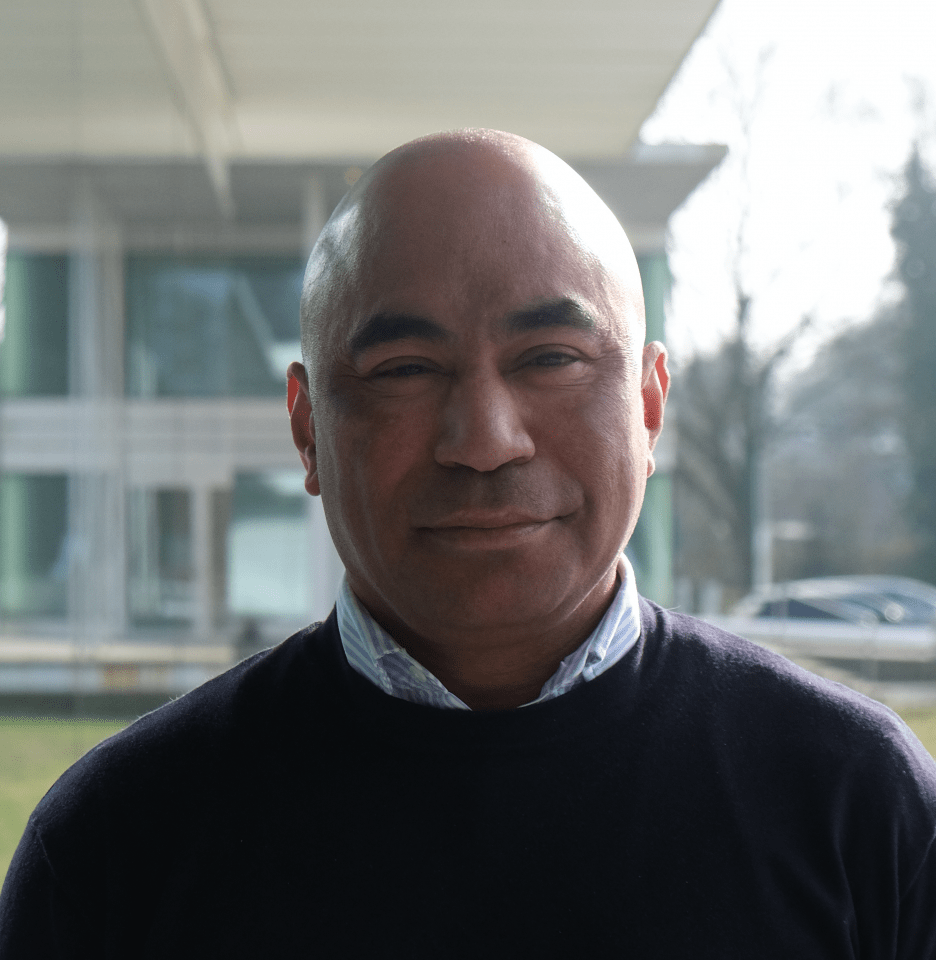 Portretfoto van Gianni Woearbanaran voor het gemeentehuis