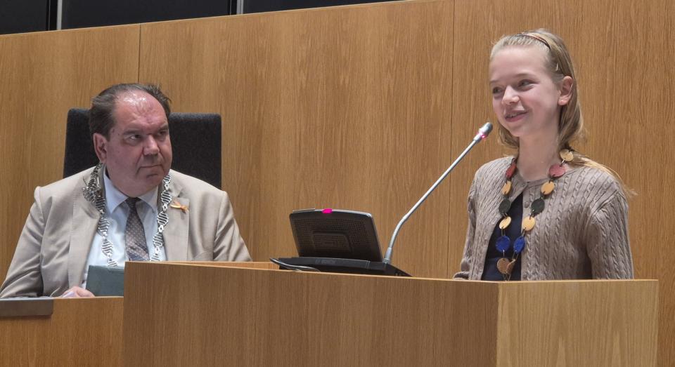 Kinderburgemeester Sara Timmerman tijdens haar installatie