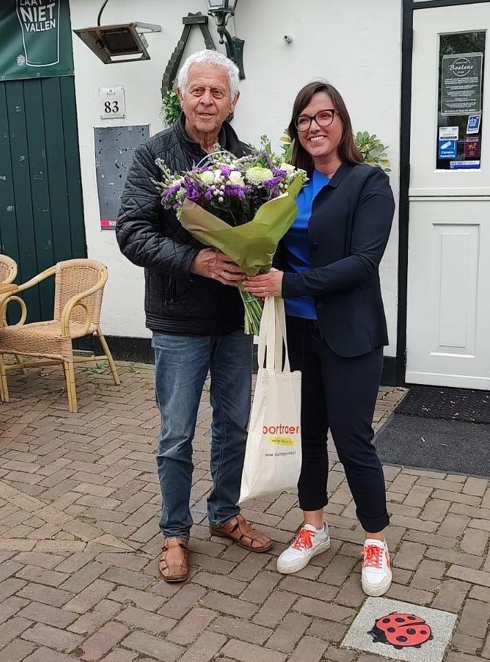 Jack Wijker ontvangt bloemen van wethouder Jelbrich Peters