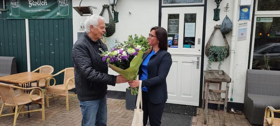 Jack Wijker ontvangt bloemen van wethouder Jelbrich Peters