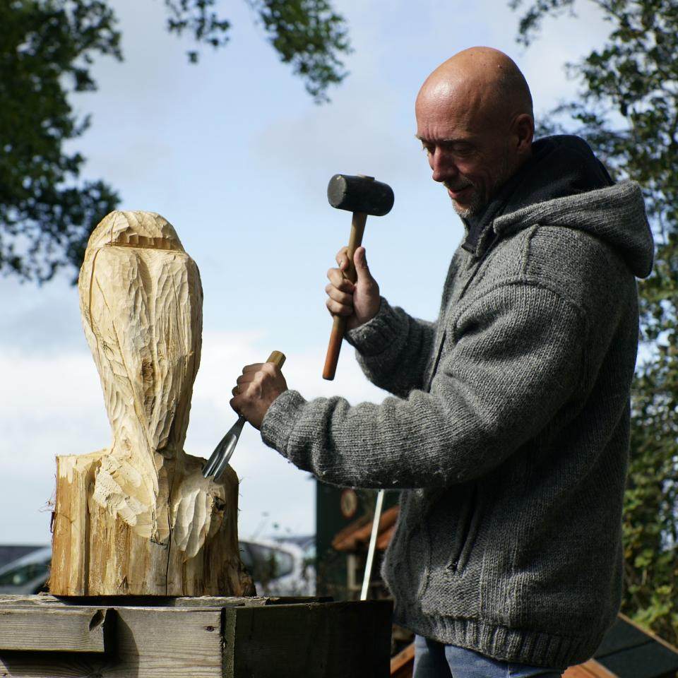 Klaas van der Schuur aan het werk met houtbewerking