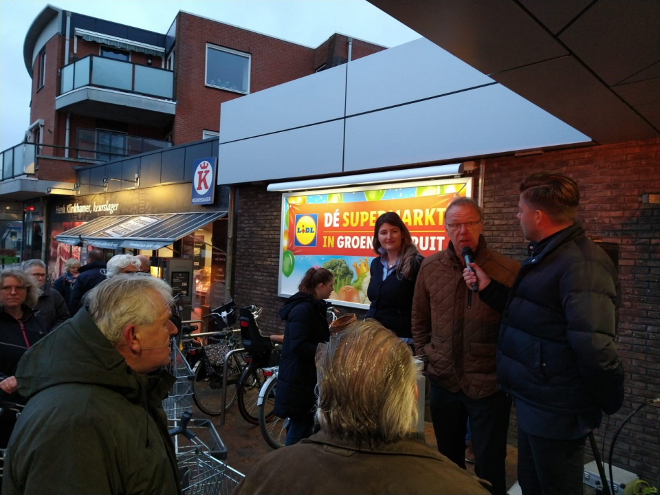 Wethouder Hans de Graaf wordt geinterviewd voor de Lidl Eelde