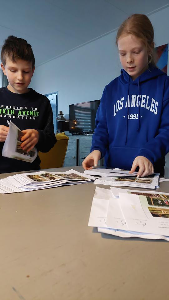 Mees en Zoë tellen de stemmen aan tafel