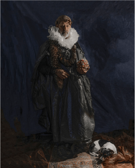 Johan Wolfard in een middeleeuwspak. Staande houding en kijkt recht in de camera. Naats hem licht rechts een zwart witte hond te slapen..