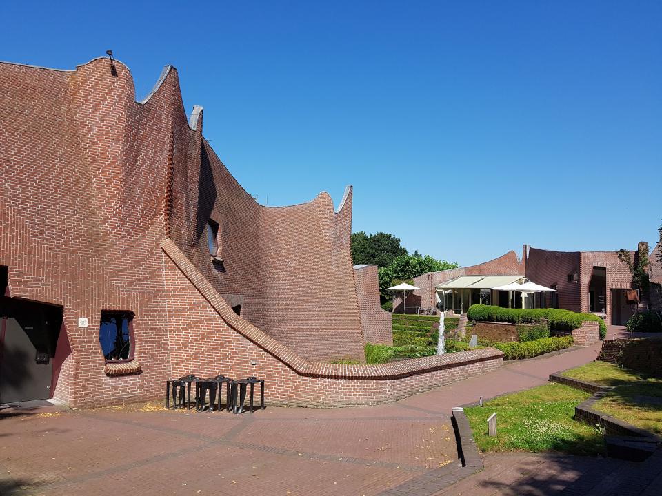 op de foto is een gedeelte van museum de buitenplaats de zien