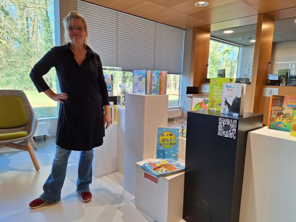 Natascha Stenvert bij de tafel van de burgemeester