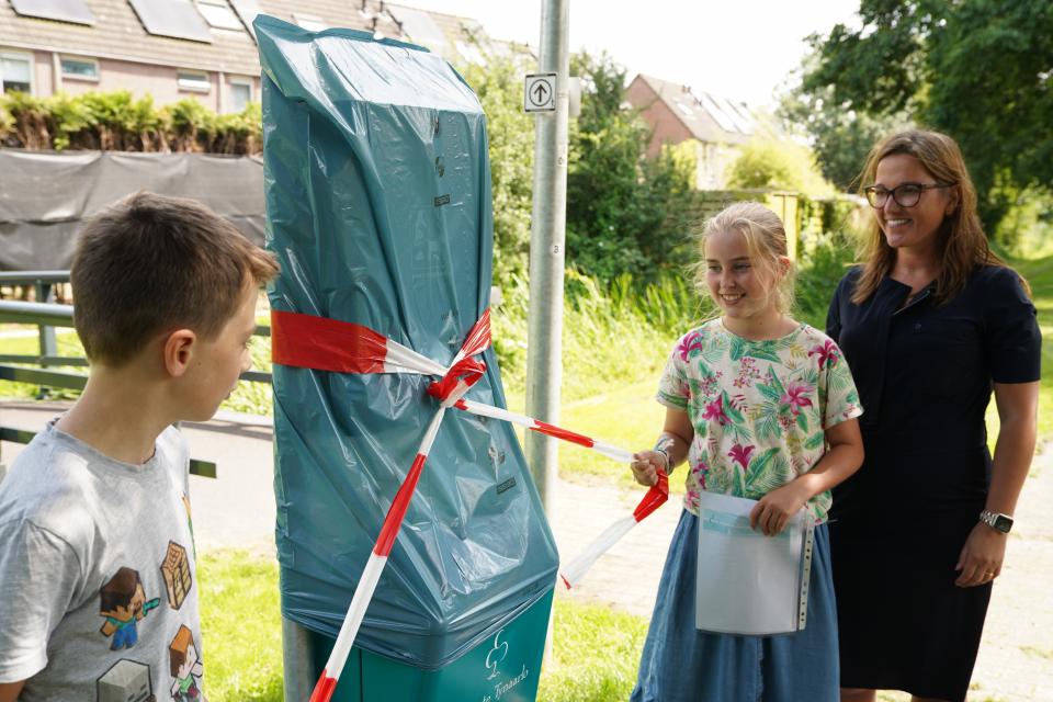 Wethouder Peters onthult nieuwe afvalbak samen met KinderKlimaatburgemeesters