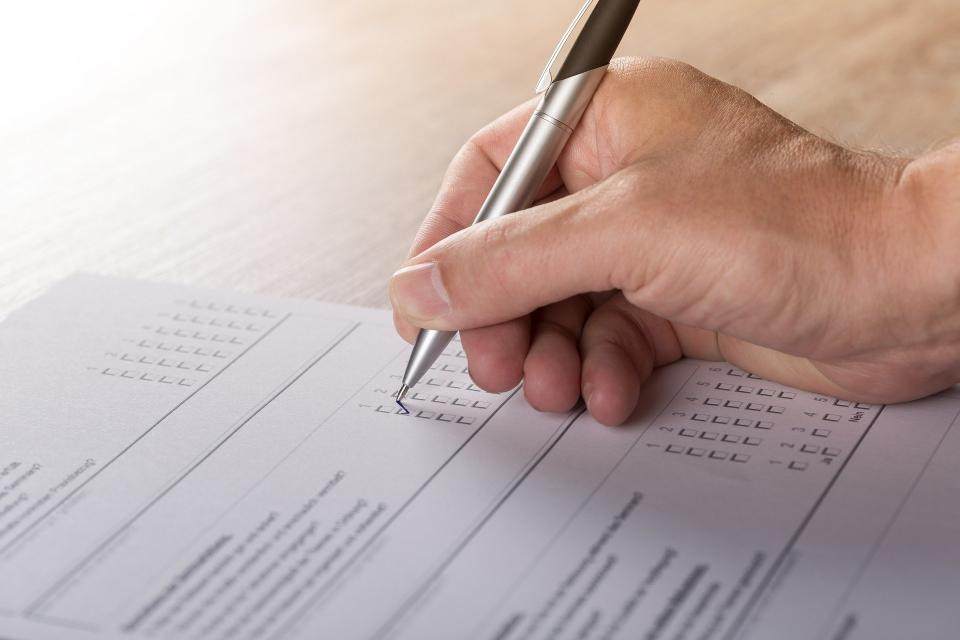 Afbeelding van iemand die een enquête invult