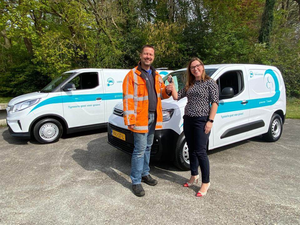 Wethouder Peters krijgt de sleutel van een nieuwe elektrische auto