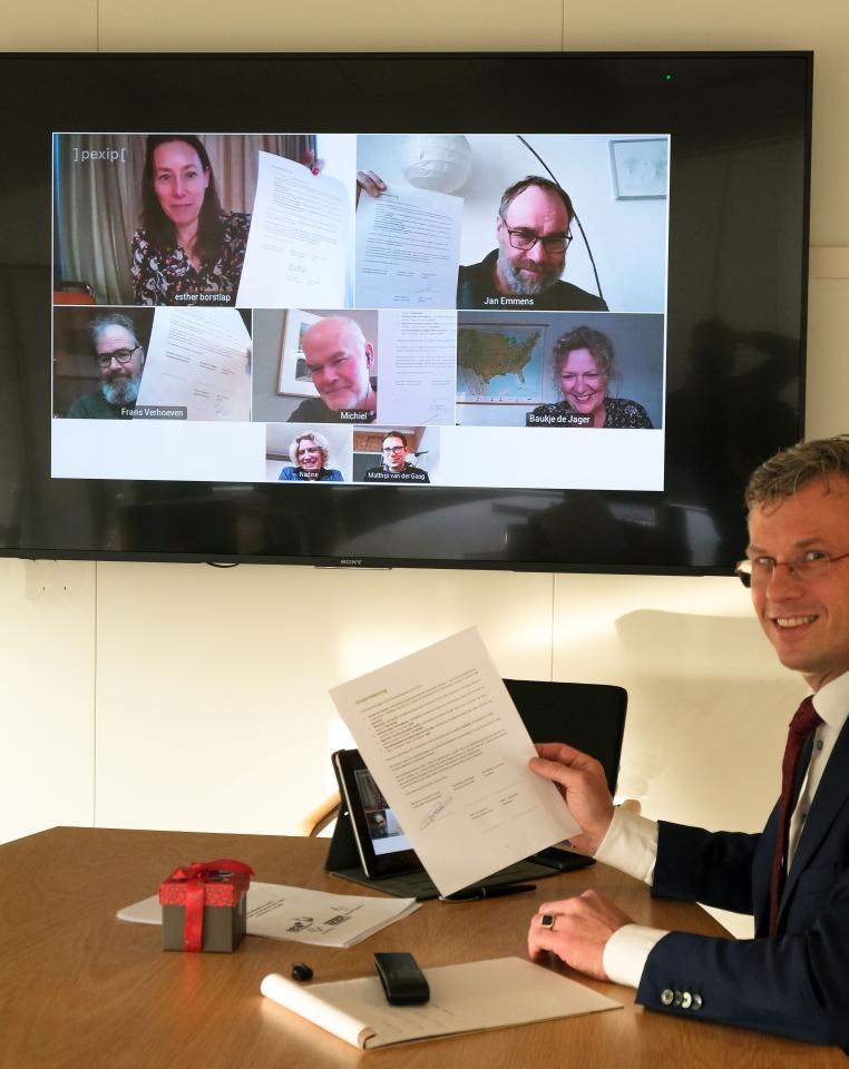 Foto van de ondertekening van de prestatieafspraken met woningcorporaties en huurdersverenigingen
