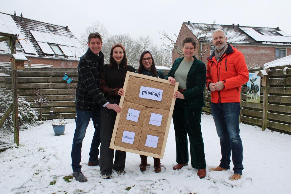 V.l.n.r. Richard Heling (Aa en Hunze), Nina Buwalda (namens de isolatie-ondersteuners), Jelbrich Peters (Tynaarlo), Kirsten Ipema (Noordenveld) en Bé Schollema (Westerkwartier)
