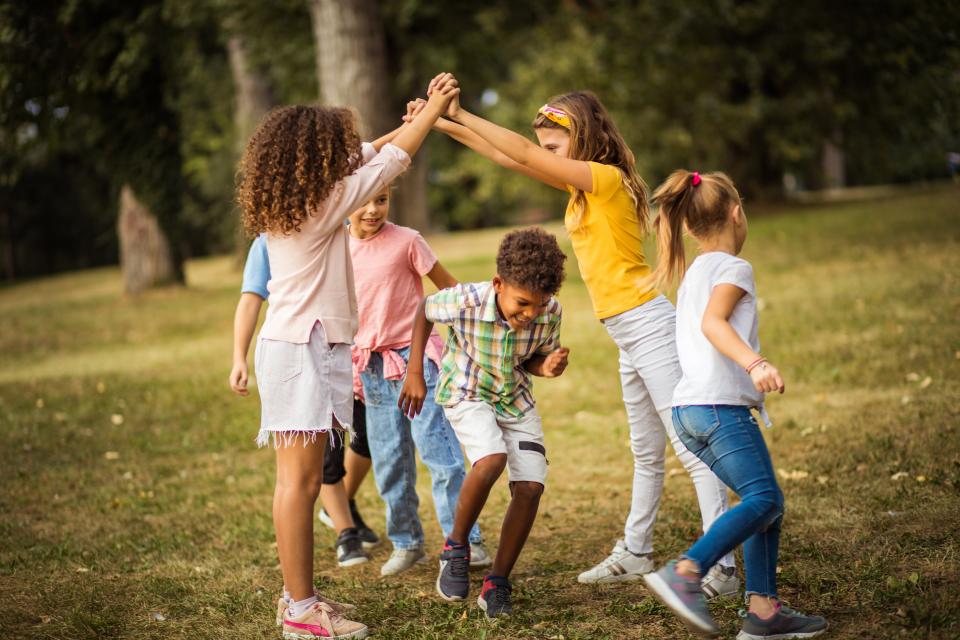 Spelende kinderen in de natuur