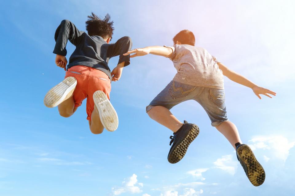 Springende kinderen van achteren gezien