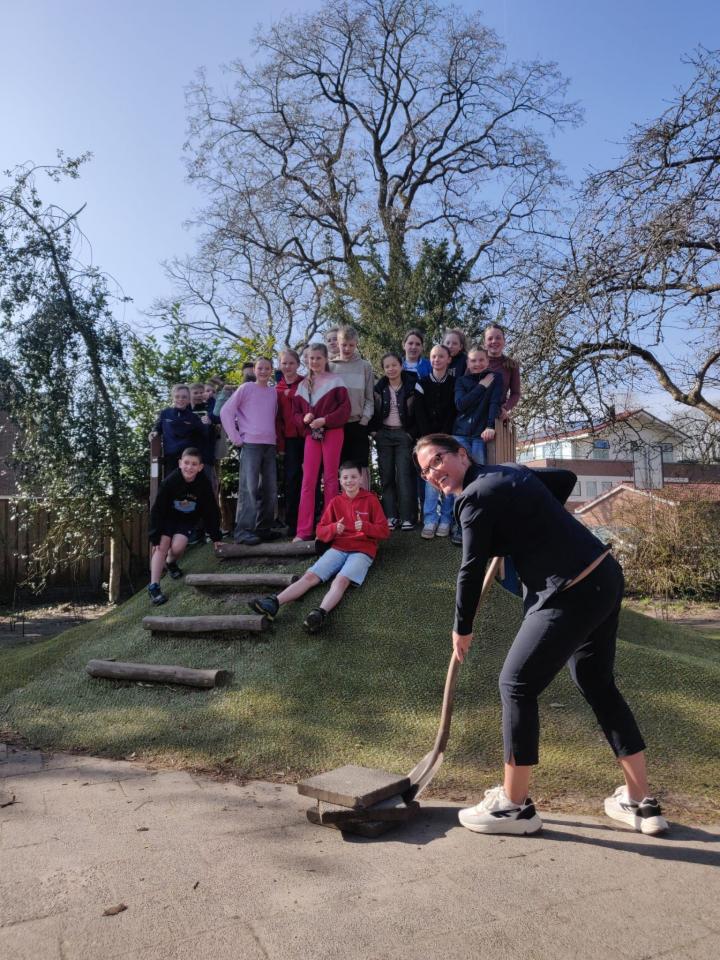 Wethouder Peters en leerlingen van de school samen op het schoolplein