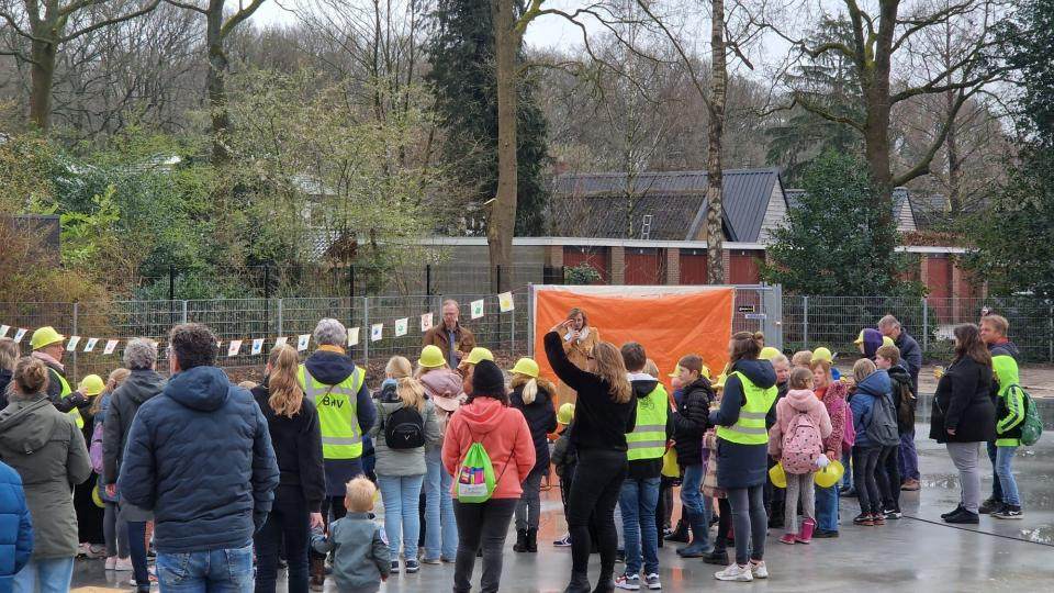 Leerlingen van basisschool De Lichtkring die samen met wethouder Hans de Graaf van de gemeente Tynaarlo het startsein geven voor de bouw van de nieuwe school
