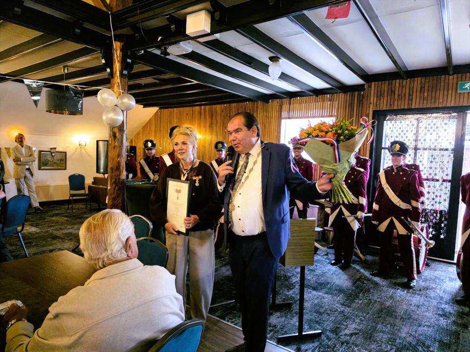burgemeester thijsen overhandigd bloemen aan mevrouw haijkens