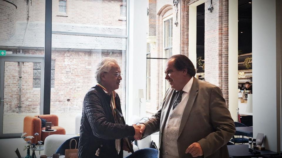 Harry Tupan krijgt een Medaille van Verdienste van de burgemeester van Tynaarlo