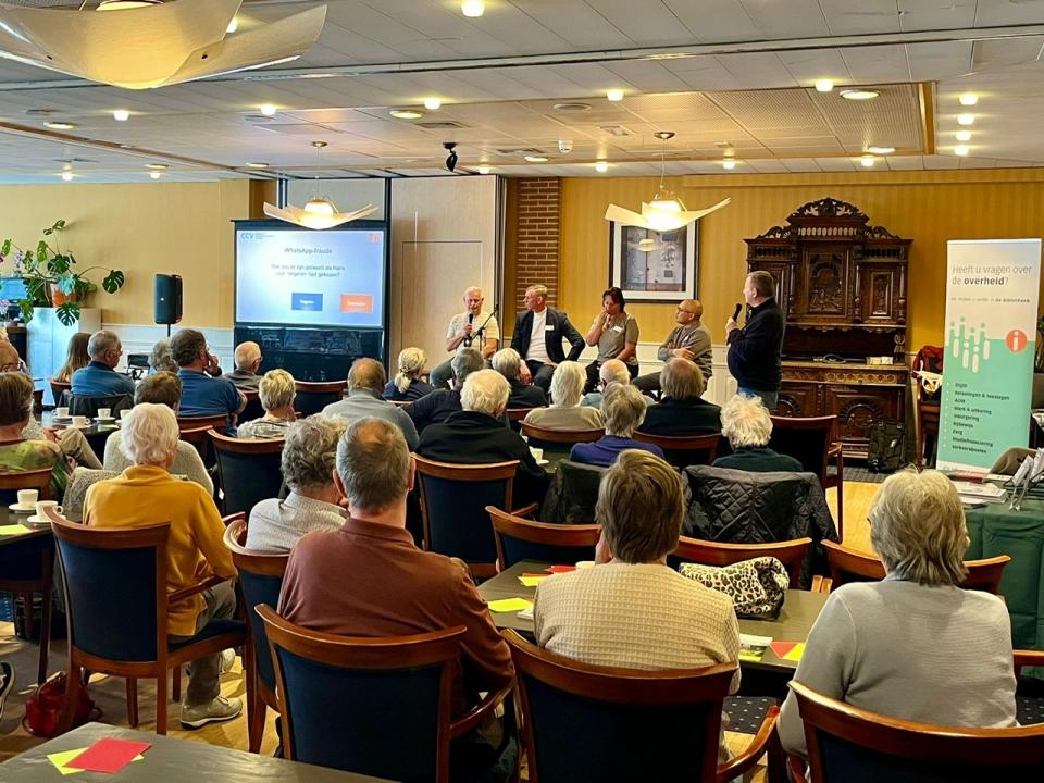 Vier panelleden beantwoorden vragen van de presentator, tijdens de bijeenkomst Veilig Online in Zuidlaren