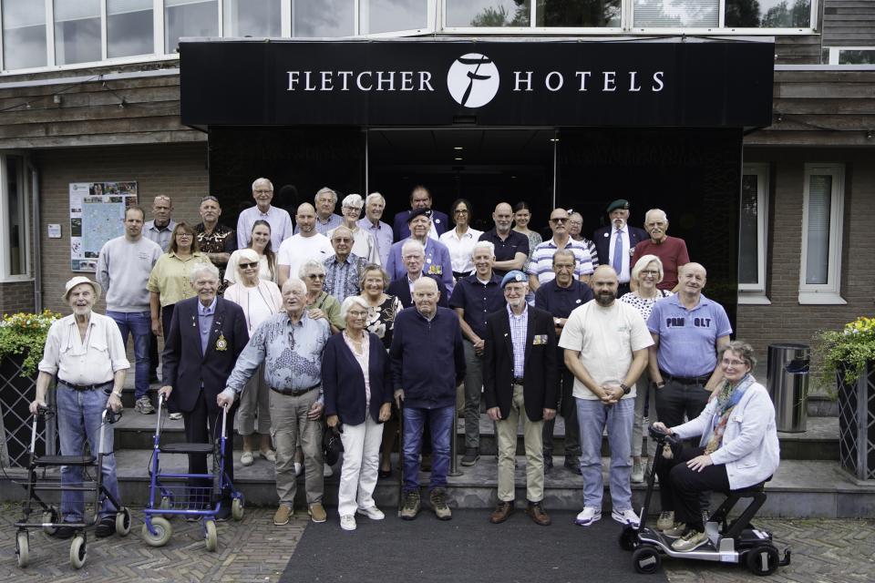 Groepsfoto van de aanwezigen op de veteranendag, op de trap voor het Fletcher Hotel Zeegser Duinen