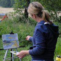 vrouw schildert landschap