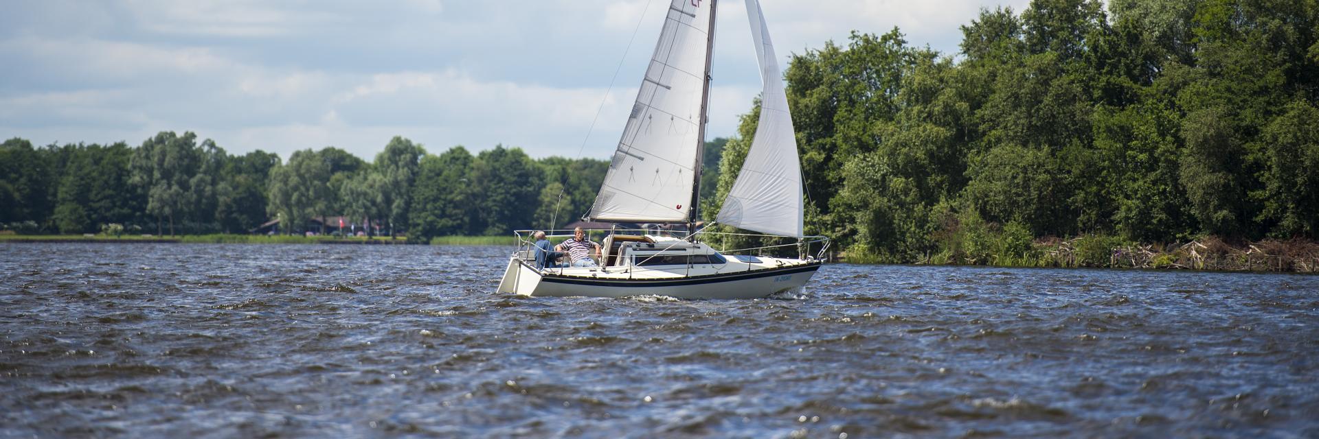 Zeilboot vaart op het paterswoldsemeer